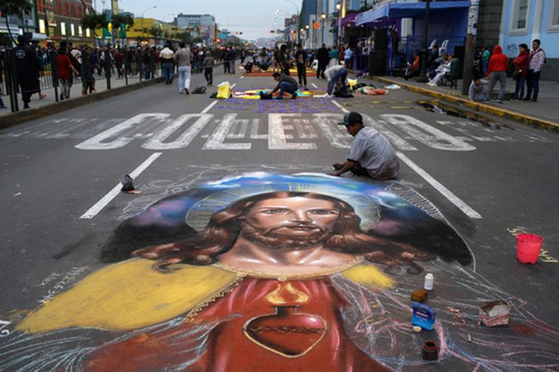 Un artista trabaja en un retrato del Sagrado Corazón de Jesús en Lima, Perú, el 28 de octubre del 2017. (AP foto/Martin Mejia)