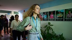 Alena Douhan, relatora especial del Consejo de Derechos Humanos de Naciones Unidas, se retira tras asistir a una conferencia de prensa el viernes 21 de noviembre de 2025, en La Habana. (AP Foto/Ramón Espinosa)