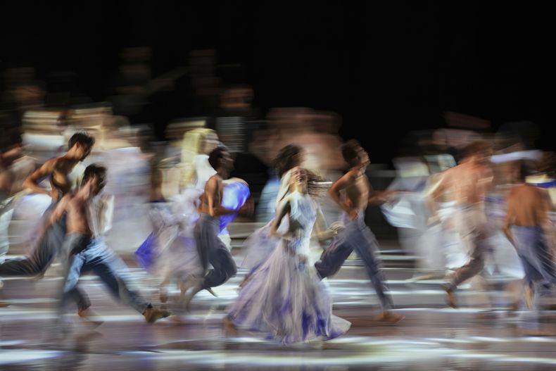 Miembros de la compañía del Ballet de Montecarlo actúan durante el estreno de Core meu en el Teatro Nacional de La Habana, el viernes 16 de mayo de 2025. La princesa Carolina de Mónaco, presidenta de la compañía fundada en 1985 en honor a su madre, la princesa Grace, acompañó a los bailarines a La Habana. (Foto AP/Ramón Espinosa)