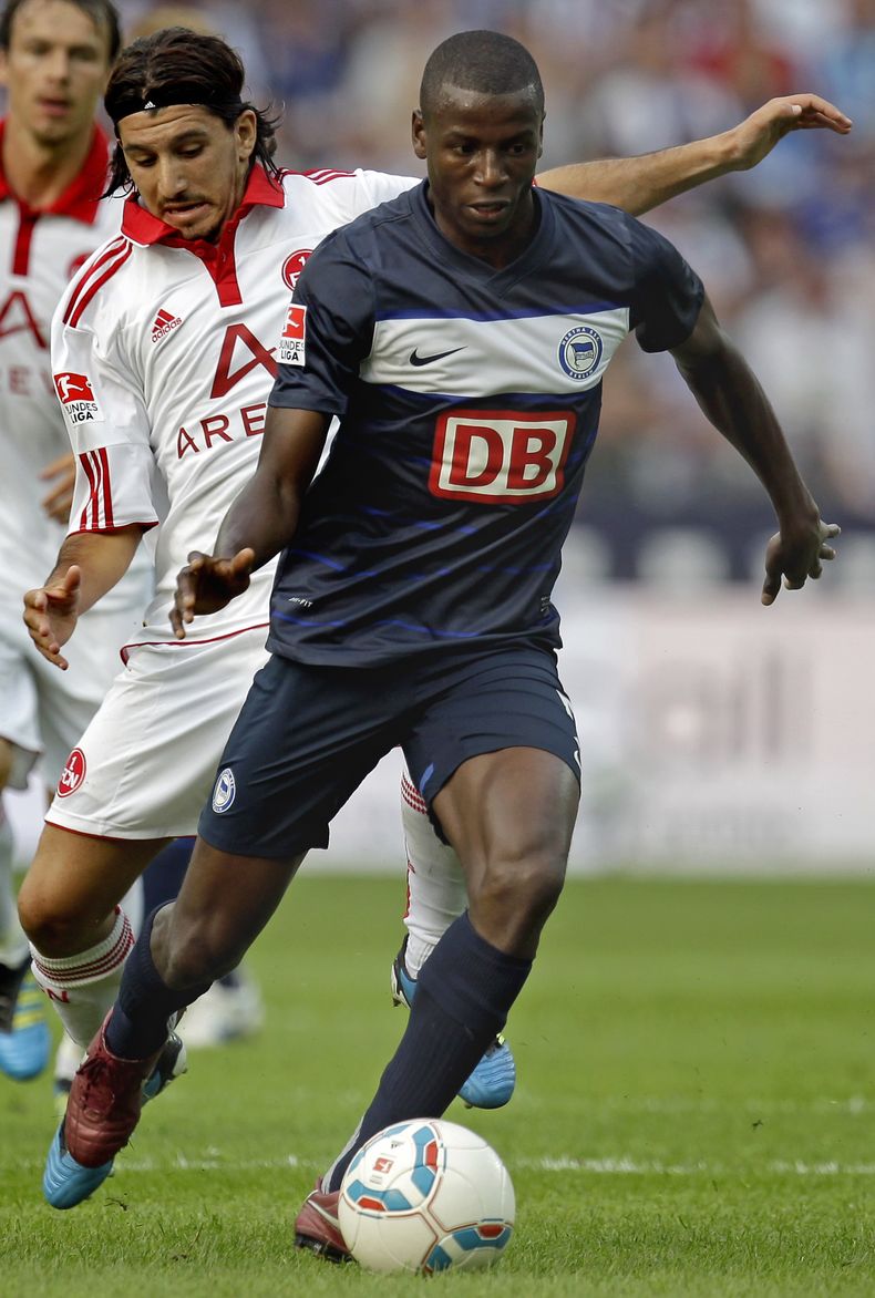 El futbolista colombiano del Hertha Berlin, Adri&aacute;n Ramos, al frente, controla el bal&oacute;n en un partido contra Nuremberg el 6 de agosto de 2011. Ramos fue fichado por el Borussia Dortmund el mi&eacute;rcoles, 9 de abril de 2014. (AP Photo/Micha