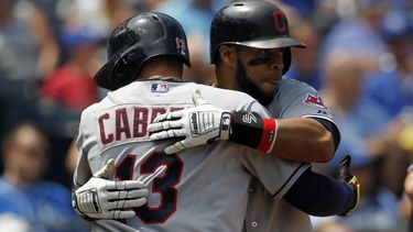 americateve | El venezolano Asdr&uacute;bal Cabrera, entonces pelotero de los Indios de Cleveland, recibe un abrazo del dominicano Carlos Santana, luego de conectar un jonr&oacute;n frente a los Reales de Kansas City, el jueves 24 de julio de 2014 (AP Foto/Colin E. Bra