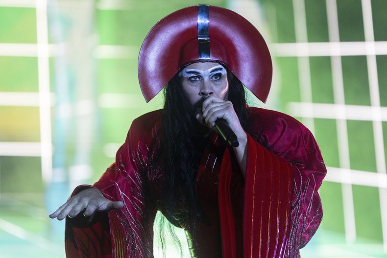 Luke Steele, cantante y guitarrista de la banda australiana Empire of the Sun, se presenta en el festival de música Estéreo Picnic en Bogotá, Colombia, el domingo 30 de marzo de 2025. (Foto AP/Ivan Valencia)