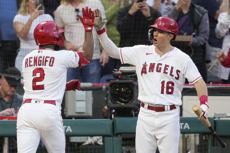 El venezolano Luis Rengifo, de los Angelinos de Los Ángeles, festeja con Mickey Moniak, tras batear un jonrón en el quinto inning del juego del miércoles 7 de junio de 2023, ante los Cachorros de Chicago (AP Foto/Ashley Landis)