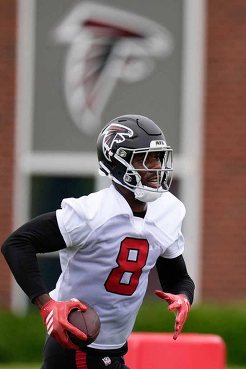 El ala cerrada de los Falcons de Atlanta, Kyle Pitts Sr., entrena durante la práctica de fútbol americano de la NFL, el lunes 8 de junio de 2026, en Flowery Branch, Georgia. (Foto AP/Mike Stewart)