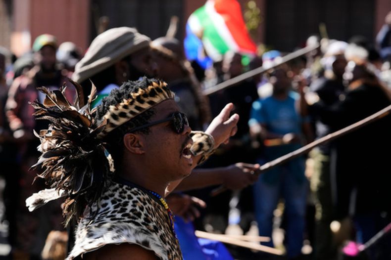 Manifestantes marchan contra la inmigración ilegal en Johannesburgo, Sudáfrica, el martes 30 de junio de 2026. (AP Foto/Themba Hadebe)