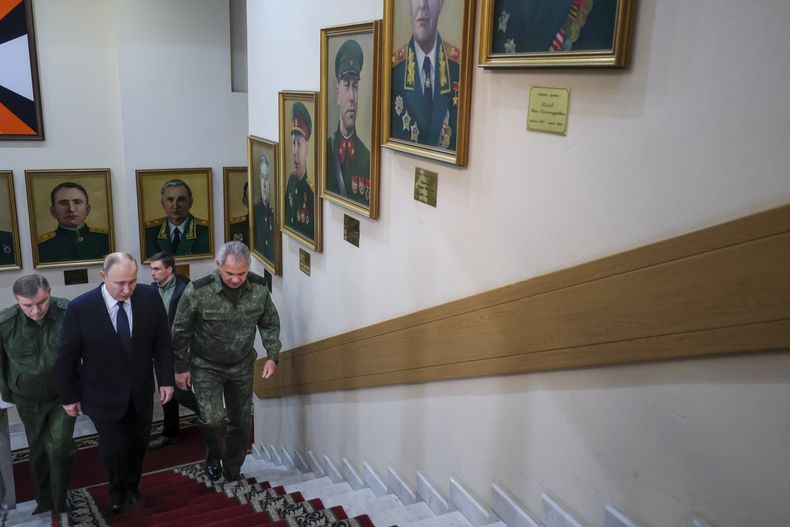 El presidente de Rusia, Vladímir Putin, centro, es acompañado por mandos militares rusos a su llegada al centro de mando del distrito militar del sur del país, en Rostov del Don, Rusia, el 9 de noviembre de 2023. (Gavriil Grigorov, Sputnik, Kremlin Pool Foto vía AP)