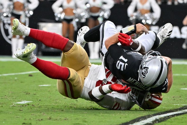 Keion White, de los 49ers de San Francisco, captura a Fernando Mendoza, quarterback de los Raiders de Las Vegas, en el encuentro del jueves 27 de agosto de 2026 (AP Foto/David Becker)