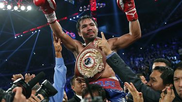 ARCHIV - Manny Pacquiao exhibe su cinturón de campeón mundial tras derrotar a Brandon Ríos en la pelea por el cetro welter del OMB, el 24 de noviembre de 2013, en Macau. (AP Foto/Vincent Yu)
