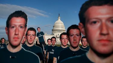 Zuckerberg sale ileso de su primer día de comparecencias