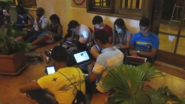 Jóvenes cubanos conectados a Internet gracias al wifi compartido por Lenier.