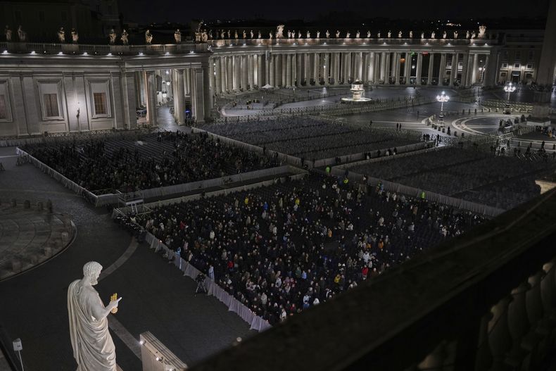 Fieles católicos participan en el rezo nocturno del rosario por la salud del papa Francisco, en la Plaza de San Pedro del Vaticano, el 7 de marzo de 2025. (AP Foto/Francisco Seco)