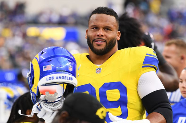 Aaron Donald, de los Rams de Los Ángeles, observa desde la banca previo al partido de la NFL en contra de los Giants de Nueva York, el lunes 21 de septiembre de 2026, en Inglewood, California. (AP Foto/Katie Chin)