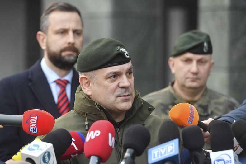 El jefe de las fuerzas armadas de Polonia, el general Wieslaw Kukula, habla con los medios de comunicación en Varsovia, Polonia, el viernes 29 de diciembre de 2023. (AP Foto)