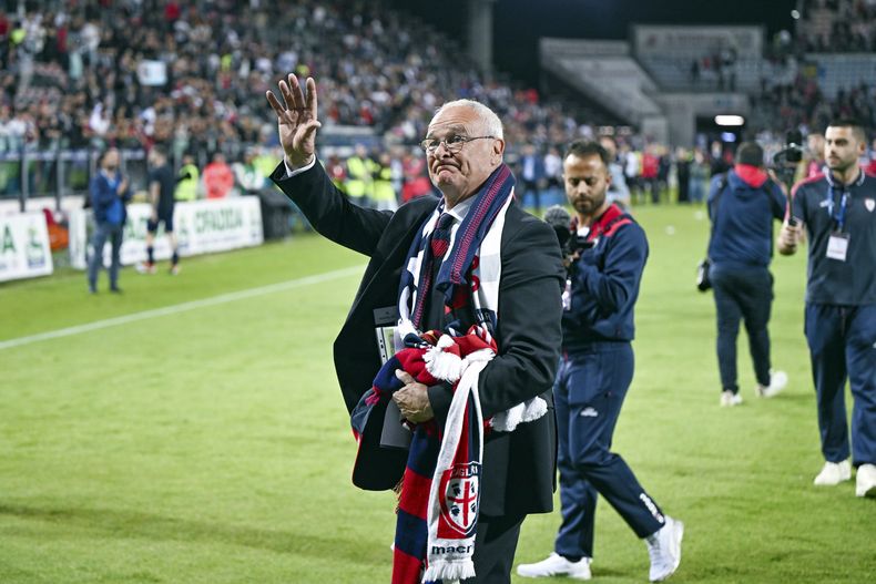 El técnico italiano Claudio Ranieri se despide de los aficionados tras un partido de la Serie A entre Cagliari y Fiorentina, el jueves 23 de mayo de 2024 (Gianluca Zuddas/LaPresse via AP)