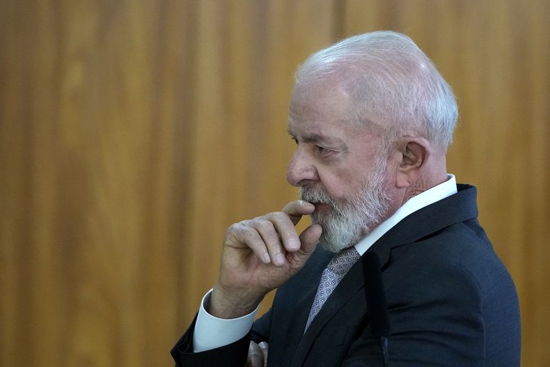 ARCHIVO - El presidente brasileño Luiz Inácio Lula da Silva acude a una cumbre en el palacio presidencial Planalto en Brasilia, Brasil, el 19 de febrero de 2025. (AP Foto/Eraldo Peres, archivo)