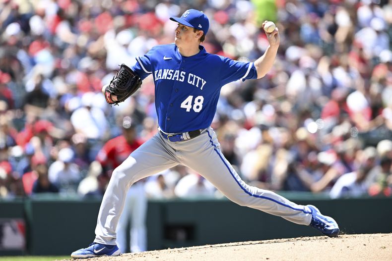 Ryan Yarbrough de los Reales de Kansas City lanza ante los Indios de Cleveland, el domingo 9 de julio de 2023. (AP Foto/Nick Cammett)