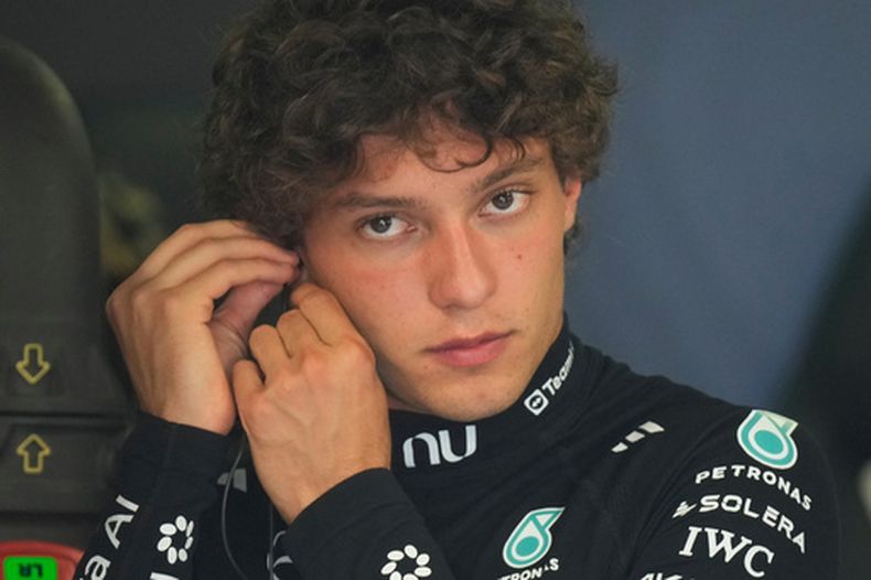 El italiano Kimi Antonelli, de la escudería Mercedes, se prepara para la segunda sesión de práctica dlel Gran Premio de Italia el viernes 4 de septiembre del 2026. (AP Foto/Luca Bruno)