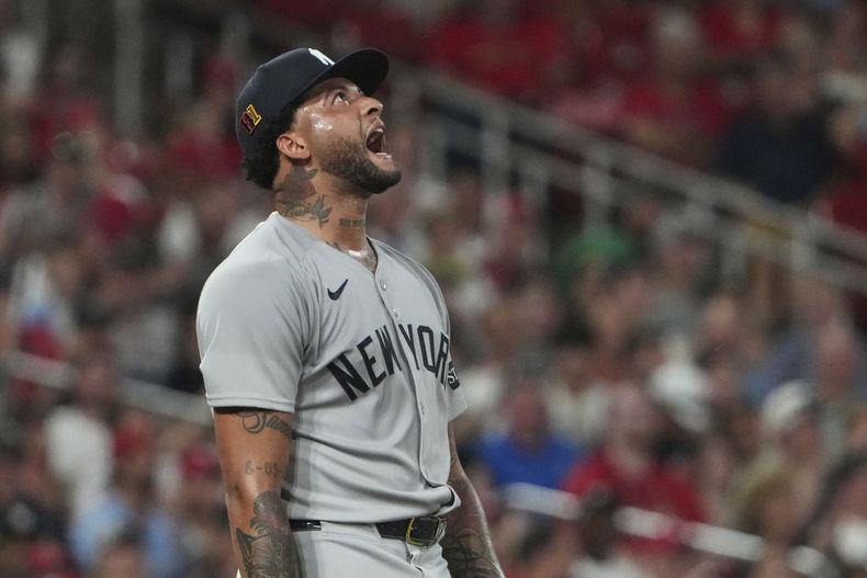 El dominicano Luis Gil, de los Yankees de Nueva York, festeja luego de retirar al venezolano Pedro Pagés, de los Cardenales de San Luis, en el duelo del viernes 15 de agosto de 2025 (AP Foto/Jeff Roberson)