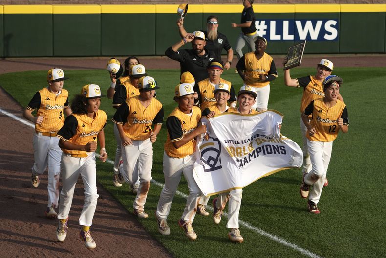 El equipo de Lake Mary, Florida, da la vuelta triunfal en el estadio Lamade luego de ganar la Serie Mundial del Campeonato de Pequeñas Ligas ante China Taipei, en el Sur de Williamsport, Pensilvania, el domingo 25 de agosto de 2024. (AP Foto/Gene J. Puskar)