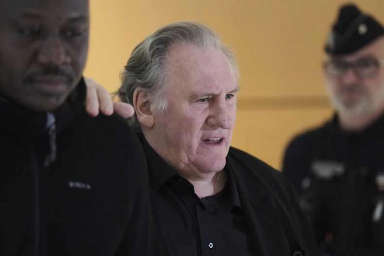 El actor Gerard Depardieu regresa a la sala del tribunal después de un receso por su juicio por las presuntas agresiones sexuales contra dos mujeres en una película ambientada en 2021, el martes 25 de marzo de 2025 en París. (Foto AP/Aurelien Morissard)