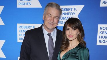 ARCHIVO - Alec Baldwin e Hilaria Baldwin asisten a los premios Robert F. Kennedy Human Rights Ripple of Hope en Nueva York el 6 de diciembre de 2023. (Foto Charles Sykes/Invision/AP, archivo)