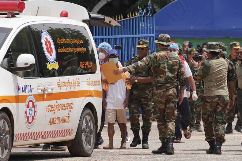 En esta fotografía difundida por la Agencia Kampuchea Press (AKP), un soldado camboyano, segundo de izquierda a derecha, ingresa a una ambulancia en O Smach, frontera entre Camboya y Tailandia, en la provincia de Oddar Meanchey, Camboya, el viernes 1 de agosto de 2025. (AKP vía AP)