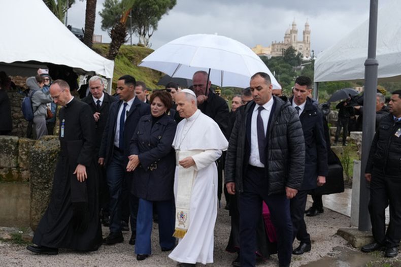 El papa León XIV en el lugar arqueológico de Hippo en Annaba, Argelia, el 14 de abril del 2026. (AP foto/Andrew Medichini)
