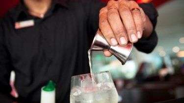 La mayoría de los meseros no está de acuerdo en que se elimine el sub salario de $2.13″