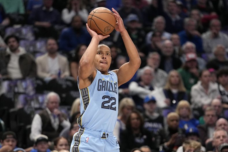 El armador de los Grizzlies de Memphis Desmond Bane (22) lanza y encesta un triple en la primera mitad del juego de la NBA ante los Mavericks de Dallas, el viernes 1 de diciembre de 2023, en Dallas. (AP Foto/Tony Gutierrez)