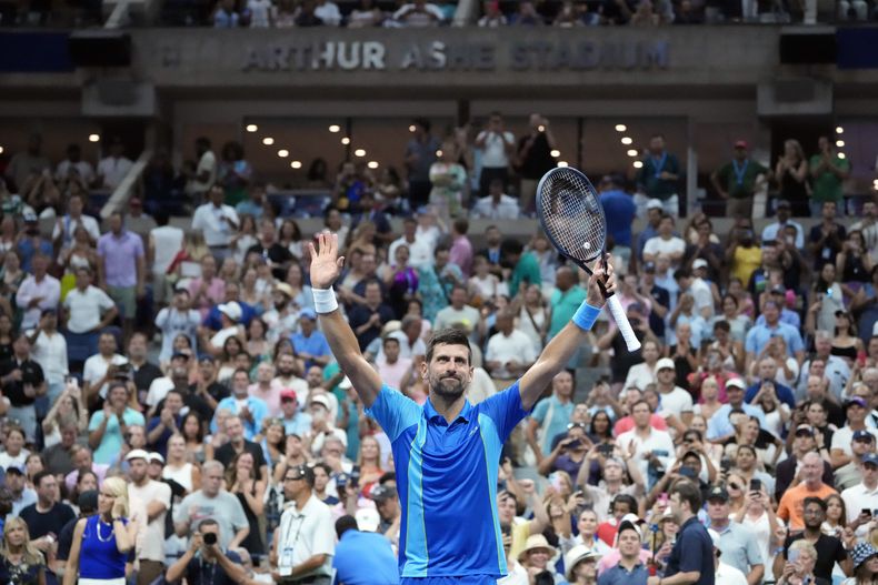 Novak Djokovic, de Serbia, celebra después de vencer a Borna Gojo, de Croacia, en la cuarta ronda del torneo de tenis Abierto de Estados Unidos, el domingo 3 de septiembre de 2023, en Nueva York. (AP Foto/John Minchillo)