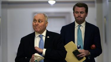 El representante Steve Scalise llega a la Cámara de Representantes el jueves 12 de octubre de 2023, en el Capitolio, Washington. (AP Foto/Stephanie Scarbrough)