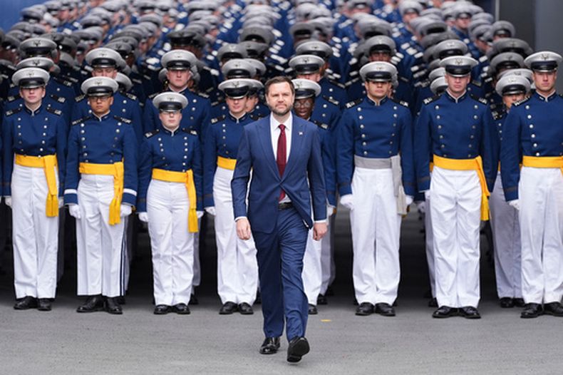 El vicepresidente JD Vance avanza para pronunciar un discurso durante la ceremonia de graduación de la Academia de la Fuerza Aérea de Estados Unidos en el Estadio Falcon, el jueves 28 de mayo de 2026, en las instalaciones de dicha academia, en Colorado Springs, Colorado. (AP Foto/Matt Rourke, foto compartida)