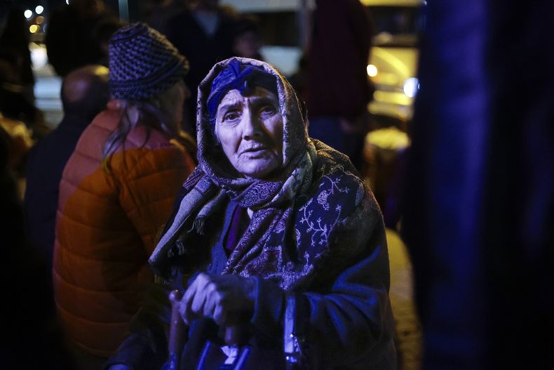 Una mujer de etnia armenia de Nagorno-Karabaj está junto a una carpa tras arribar a Goris, Armenia, 29 de setiembre de 2023. Las autoridades armenias dicen que más de 97.700 personas han partido de la región, que antes del éxodo tenía unos 120.000 habitantes. (AP Foto/Vasily Krestyaninov)