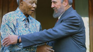 americateve | Muchos exiliados cubanos no olvidan que Nelson Mandela jamás levantó su voz para denunciar la violación de los derechos humanos en Cuba.