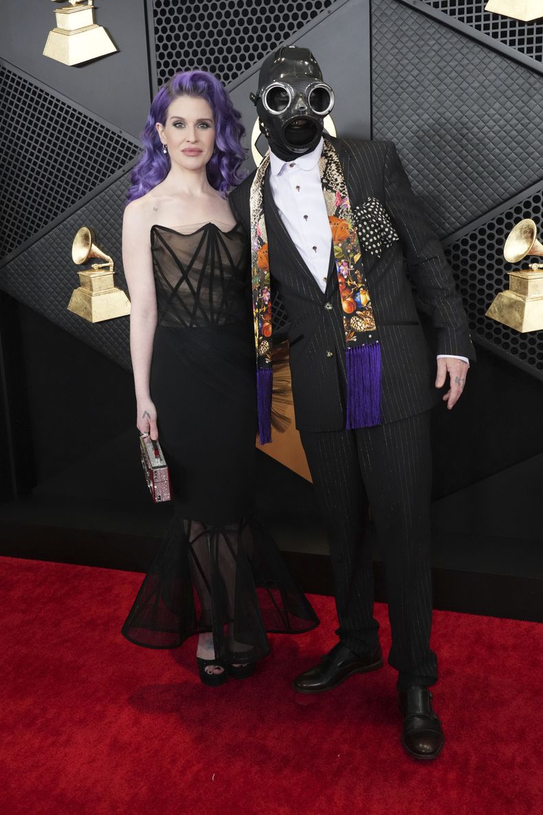 Kelly Osbourne, izquierda, y Sid Wilson llegan a la 66a entrega anual de los Grammy el domingo 4 de febrero de 2024 en Los Ángeles. (Foto Jordan Strauss/Invision/AP)
