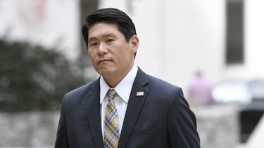 En esta imagen de archivo, el fiscal estadounidense Robert Hur llega a una corte de distrito en Baltimore, el 21 de noviembre de 2019. (AP Foto/Steve Ruark, archivo)