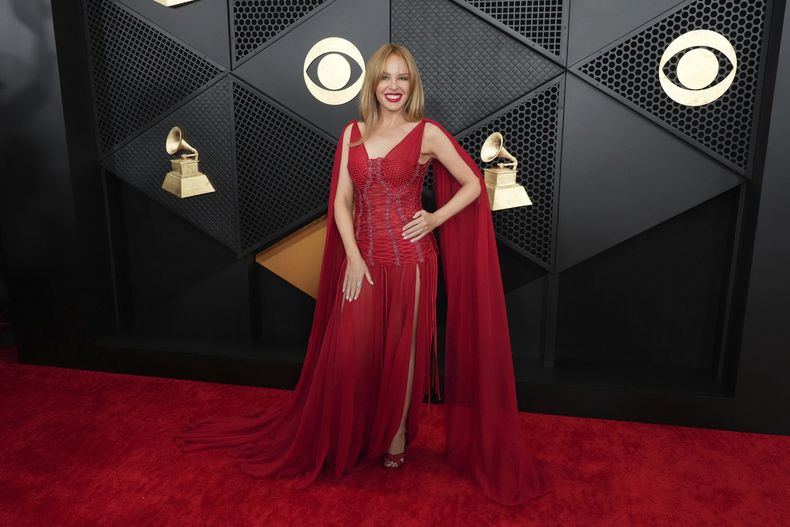 Kylie Minogue llega a la 66a entrega anual de los Grammy el domingo 4 de febrero de 2024 en Los Ángeles. (Foto Jordan Strauss/Invision/AP)