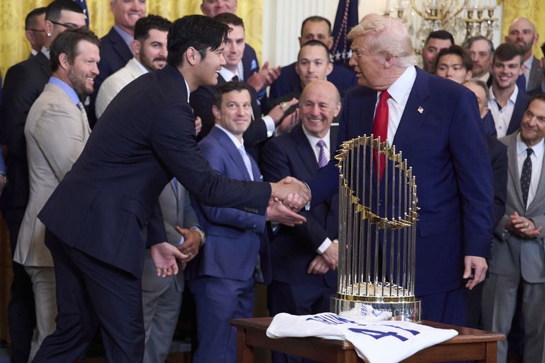 El presidente Donald Trump le da la mano a Shohei Ohtani de los Dodgers de Los Ángeles durante la ceremonia en la Casa Blanca para honrar a los campeones de la Serie Mundial el lunes 7 de abril del 2025. (AP Foto/Evan Vucci)