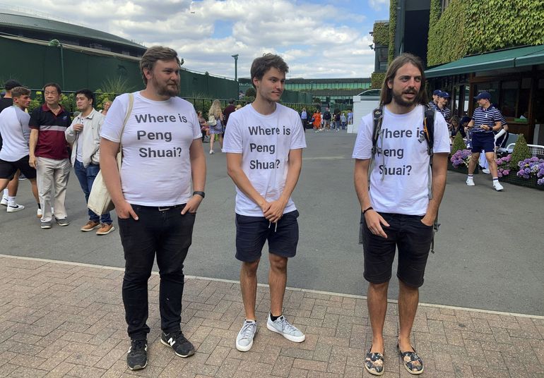 Registran a activistas con camisetas de Peng en Wimbledon
