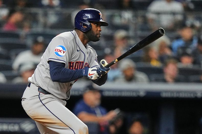 El jugador de los Astros de Houston, Yordan Álvarez (44), completa su swing tras conectar un triple productor durante la octava entrada de un partido de béisbol contra los Yankees de Nueva York, el martes 25 de agosto de 2026, en Nueva York. (Foto AP/Frank Franklin II)