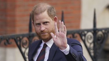 ARCHIVO - El príncipe Enrique saluda al salir de los Tribunales Reales de Justicia en Londres, el miércoles 9 de abril de 2025. (Foto AP/Alberto Pezzali, archivo)