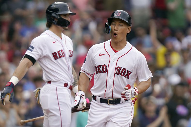 Masataka Yoshida (derecha) de los Medias Rojas de Boston celebra durante el octavo inning ante los Atléticos de Oakland, el domingo 9 de julio de 2023, en Boston. (AP Foto/Steven Senne)