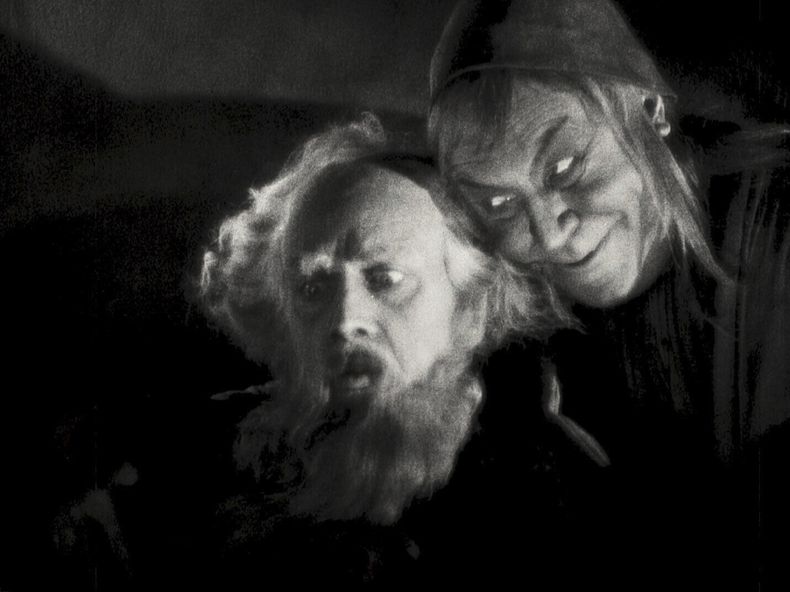 Esta imagen, publicada por Kino Lorber, muestra a Gösta Ekman, izquierda y a Emil Jennings en una escena de la película alemana Faust de 1926. (Kino Lorber vía AP)