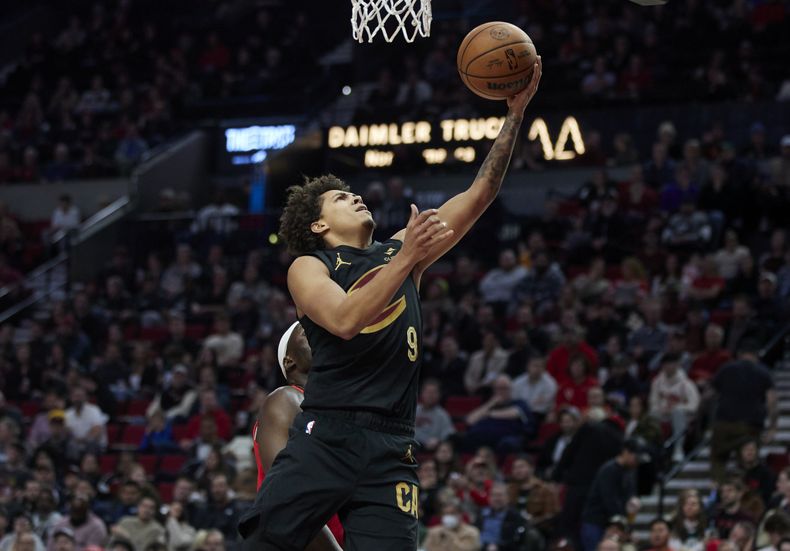 Craig Porter, base de los Cavaliers de Cleveland, encesta el miércoles 15 de noviembre de 2023, en el partido ante los Trail Blazers de Portland (AP Foto/Craig Mitchelldyer)