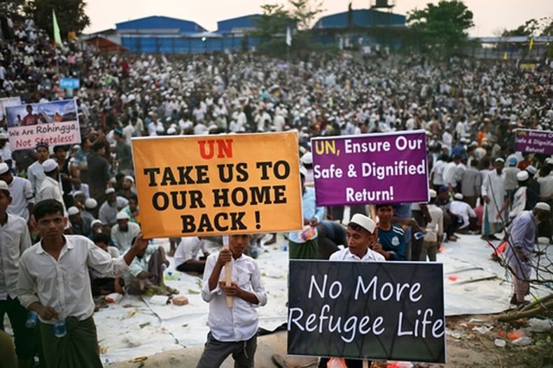 ARCHIVO - Niños refugiados rohinyas sostienen carteles durante una visita del secretario general de Naciones Unidas, António Guterres, al campamento de Ukhiya en Coxs Bazar, Bangladesh, el 14 de marzo de 2025. (AP Foto/Mahmud Hossain Opu, Archivo)