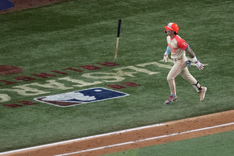 El mexicano Jarren Durán, de la Liga Americana, arroja el bate tras conectar un jonrón de dos carreras en el Juego de Estrellas disputado en Arlington, Texas, el martes 16 de julio de 2024 (AP Foto/Tony Gutiérrez)