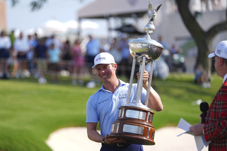 Ben Griffin celebra después de ganar el torneo de golf Charles Schwab Challenge en el Colonial Country Club, en Fort Worth, Texas, el domingo 25 de mayo de 2025. (AP Foto/Julio Cortez)