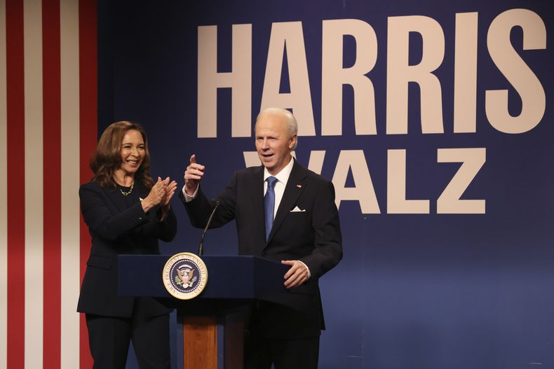 Esta imagen publicada por NBC muestra a Maya Rudolph como Kamala Harris, izquierda, y Dana Carvey como el presidente Joe Biden, durante un sketch de Saturday Night Live en Nueva York el sábado 28 de septiembre de 2024. (Will Heath/NBC via AP)
