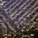 Se ven casas quemadas mientras algunas aún están en pie, el jueves 9 de enero de 2025, en la sección Pacific Palisades de Los Ángeles. (Foto AP/Mark J. Terrill)