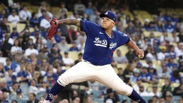 El abridor de los Dodgers de Los Ángeles Julio Urías lanza en la primera entrada del encuentro ante los Piratas de Pittsburgh el jueves 6 de julio del 2023. (AP Foto/Mark J. Terrill)
